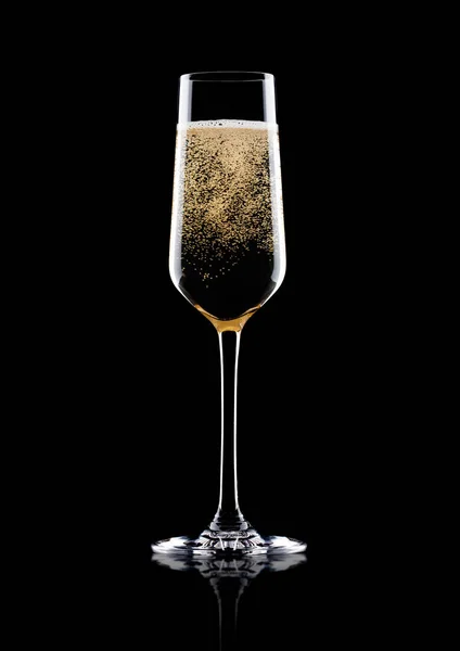 Élégante coupe de champagne jaune avec bulles — Photo