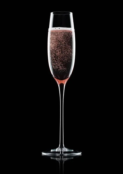Verre à champagne rose rose avec bulles sur noir — Photo