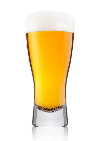 Bicchiere freddo di birra lager ale con schiuma e rugiada — Foto Stock