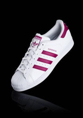 Londra, İngiltere - 12 Ocak 2018: Adidas Originals Superstar Kırmızı Ayakkabı siyah. Tasarımları ve spor ayakkabı, giyim ve aksesuarları üreten Alman çok uluslu şirket.