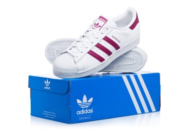 Londra, İngiltere - 12 Ocak 2018: Adidas Originals Superstar kırmızı ayakkabı kutusu beyaz. Tasarımları ve spor ayakkabı, giyim ve aksesuarları üreten Alman çok uluslu şirket.