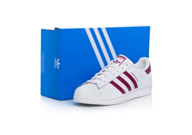 Londra, İngiltere - 12 Ocak 2018: Adidas Originals Superstar kırmızı ayakkabı kutusu beyaz. Tasarımları ve spor ayakkabı, giyim ve aksesuarları üreten Alman çok uluslu şirket.