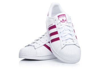 Londra, İngiltere - 12 Ocak 2018: Adidas Originals Superstar kırmızı beyaz ayakkabılarla. Tasarımları ve spor ayakkabı, giyim ve aksesuarları üreten Alman çok uluslu şirket.