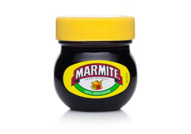 Londra, İngiltere - 10 Ocak 2018: Marmite Maya özü beyaz cam kavanoz. Ürün Unilever şirketi tarafından yapılan.