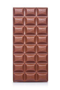 Londra, İngiltere - 10 Ocak 2018: Cadbury süt çikolata bar üzerinde beyaz. Cadbury İngiliz çokuluslu şekerlemeler şirketidir.