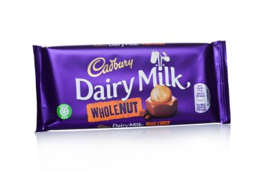 Londra, İngiltere - 10 Ocak 2018: Cadbury süt süt beyaz Fındıklı çikolata. Cadbury İngiliz çokuluslu şekerlemeler şirketidir.