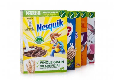 Londra, İngiltere - 10 Ocak 2018: Paketler, Nestle tam tahıl beyaz günü kahvaltıda ceral. Nestle ürün