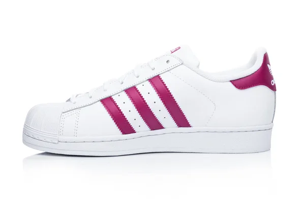 Londra, İngiltere - 12 Ocak 2018: Adidas Originals Superstar kırmızı beyaz ayakkabılarla. Tasarımları ve spor ayakkabı, giyim ve aksesuarları üreten Alman çok uluslu şirket. — Stok fotoğraf