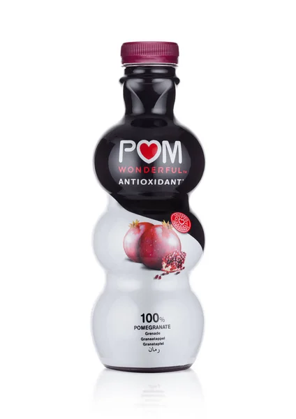 LONDRES, Royaume-Uni - 10 JANVIER 2018 : Une bouteille de Pom merveilleux antioxydant 100 % jus de grenade sur blanc — Photo