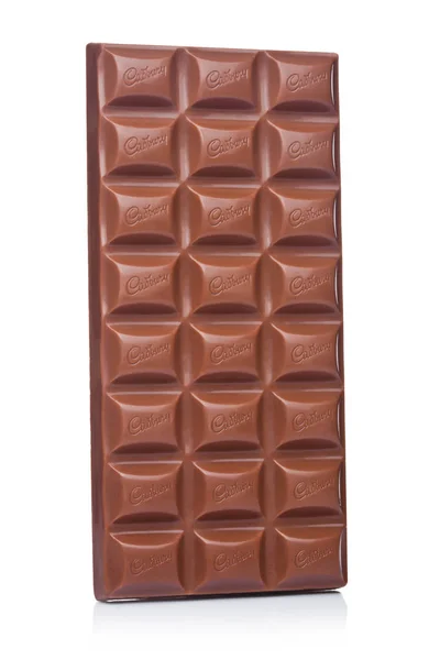 Londýn, Uk - 10 ledna 2018: Mléčná čokoláda Cadbury pruh na bílém pozadí. Cadbury je společnost britské nadnárodní cukrovinky. — Stock fotografie