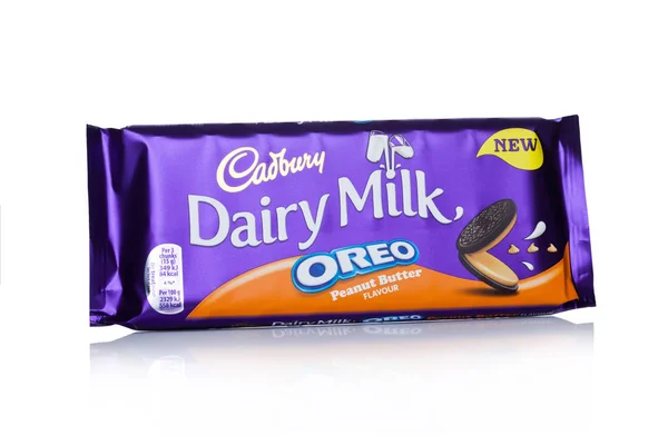 London, Verenigd Koninkrijk -, 10 januari 2018: Cadbury Dairy melkchocolade met karamel op wit. Cadbury is Britse multinationale zoetwaren bedrijf. — Stockfoto