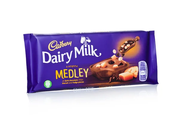 Londýn, Uk - 10 ledna 2018: Cadbury mléčné mléčná čokoláda s sušenky na bílém pozadí. Cadbury je společnost britské nadnárodní cukrovinky. — Stock fotografie