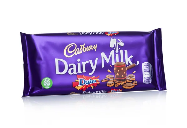 LONDON, Inggris - JANUARY 10, 2018: Cadbury Dairy Milk chocolate dengan daim berwarna putih. Cadbury adalah perusahaan permen multinasional Inggris . — Stok Foto