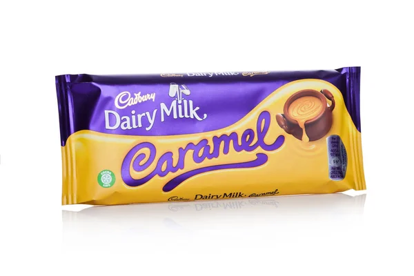 ЛОНДОН, Великобритания - 10 января 2018 года: Молочный шоколад Cadbury с карамелью на белом. "Кэдбери" - британская кондитерская компания . — стоковое фото