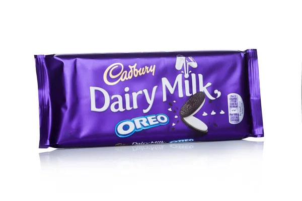 Λονδίνο, Ηνωμένο Βασίλειο - 10 Ιανουαρίου 2018: Cadbury Dairy Milk σοκολάτα με μπισκότα oreo σε λευκό. Cadbury είναι βρετανική πολυεθνική ζαχαροπλαστικής εταιρεία. — Φωτογραφία Αρχείου