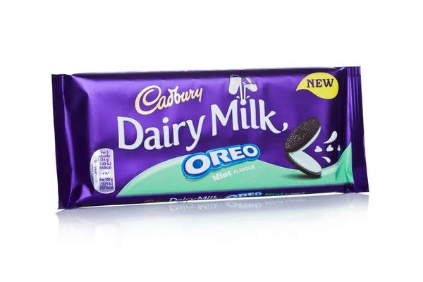 London, Großbritannien - 10. Januar 2018: Cadbury Milchschokolade mit Oreo-Minzkeksen auf Weiß. Cadbury ist britisches, multinationales Süßwarenunternehmen. — Stockfoto