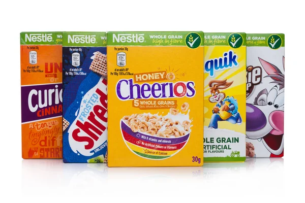 LONDRES, Reino Unido - 10 DE ENERO DE 2018: Paquetes de ceral de grano entero Nestlé para el desayuno en blanco.Producto de Nestlé —  Fotos de Stock