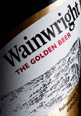 Londra, İngiltere - 10 Ocak 2018: Şişe etiketi beyaz Wainwright altın bira 
