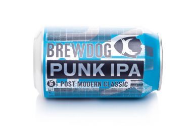 Londra, İngiltere - 02 Ocak 2018: Alüminyum kutu Brewdog Punk IPA bira post modern klasik, beyaz üzerine Brewdog brewery.