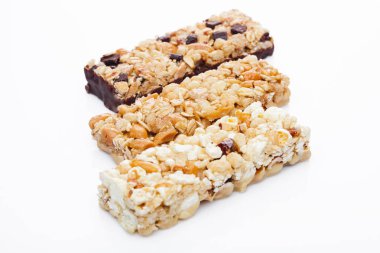 Protein tahıl enerji çubukları ile fındık ve karamel