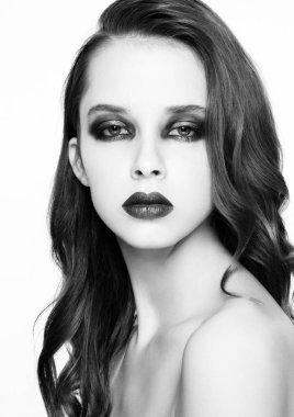 Güzellik moda modeli zencefil saç ve kırmızı makyaj
