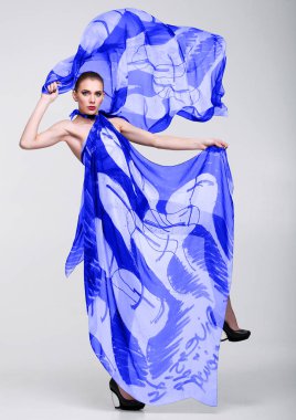 Güzel kız mavi moda eşarp Grey ile