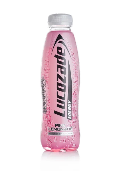 LONDRES, Reino Unido - 10 DE ENERO DE 2018: Botella de Lucozade Pink Lemonade refresco original en blanco —  Fotos de Stock