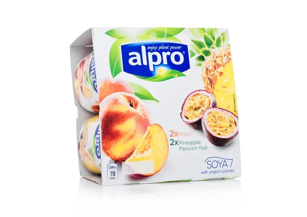 LONDRES, Reino Unido - JANEIRO 10, 2018: Pacote de culturas de iogurte de soja Alpro com sabor a pêssego e maracujá sobre branco — Fotografia de Stock