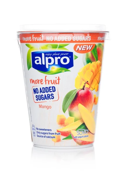 런던, 영국-2018 년 1 월 10 일: Alpro 콩 요구르트 문화에 화이트 망고 맛 — 스톡 사진