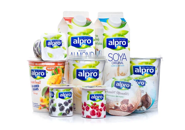 LONDRES, Reino Unido - JANEIRO 10, 2018: Leite de soja Alpro e produtos de iogurte sobre branco — Fotografia de Stock