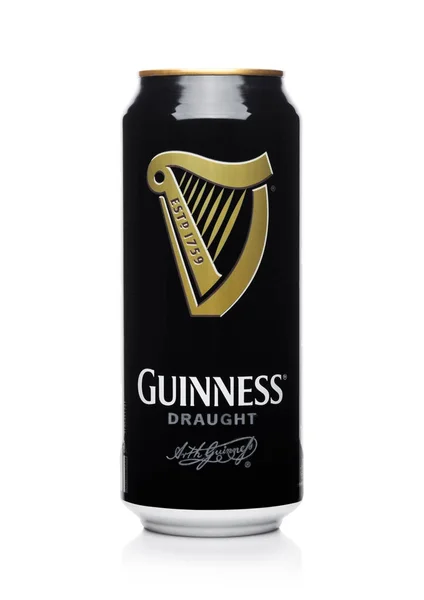 LONDRA, Regno Unito - 02 GENNAIO 2018: lattina di alluminio di birra alla spina Guinness su bianco. La birra Guinness è prodotta dal 1759 a Dublino, Irlanda . — Foto Stock