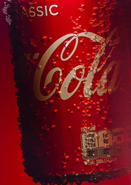 London, Egyesült Királyság - január 02, 2018: Alumínium lehet a Coca Cola inni cola pohár tartály belsejében. Az ital termelődik, a Coca-Cola vállalat által gyártott. — Stock Fotó