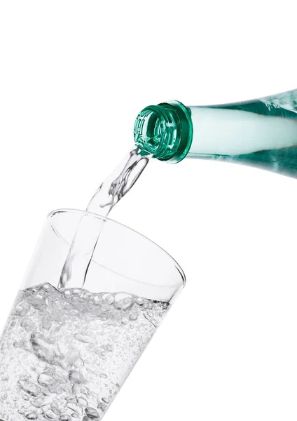 Derramando água mineral espumante da garrafa — Fotografia de Stock