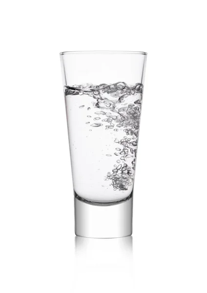 Elegant glas med friska fortfarande klart vatten — Stockfoto