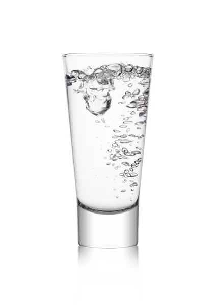 Eleganckiej, szklanej z zdrowej wody nadal jasne — Zdjęcie stockowe