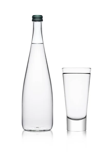 Bouteille et verre à l'eau saine et limpide — Photo