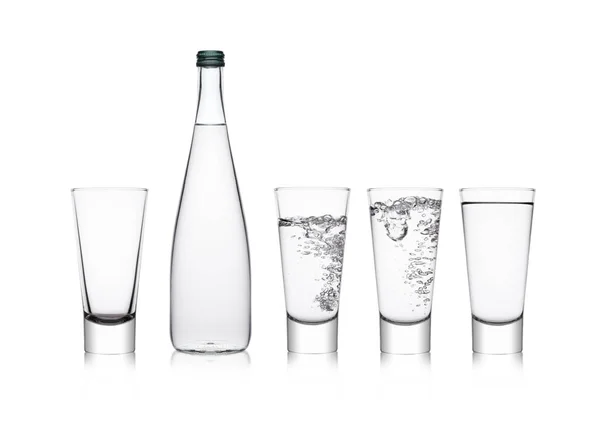 瓶和玻璃与健康的仍然清澈的水 — 图库照片