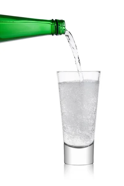 Derramando limonada refrigerante bebida de garrafa para vidro — Fotografia de Stock