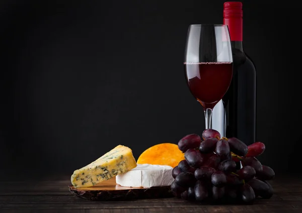 Şişe ve bardak peynir seçimi ile kırmızı şarap — Stok fotoğraf