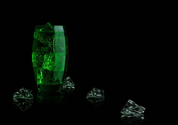 Bebida de soda de energía verde vaso con cubitos de hielo — Foto de Stock
