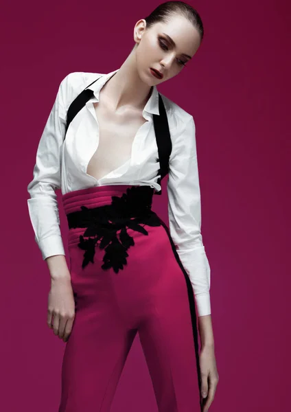Fashion model draagt paarse broek en een wit overhemd — Stockfoto