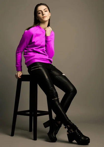 Hermosa modelo de moda con violeta jersey púrpura — Foto de Stock