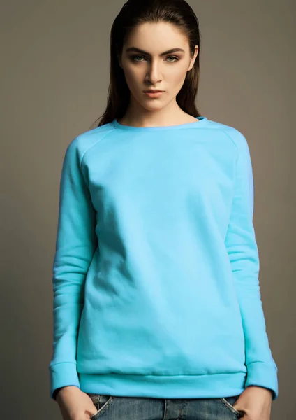 Hermosa modelo de moda con ligh blue cyan jumper — Foto de Stock