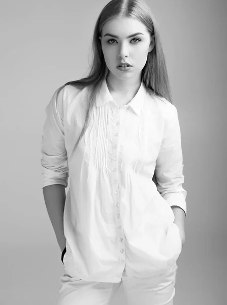 Szép fiatal lány nő fehér ruhát — Stock Fotó