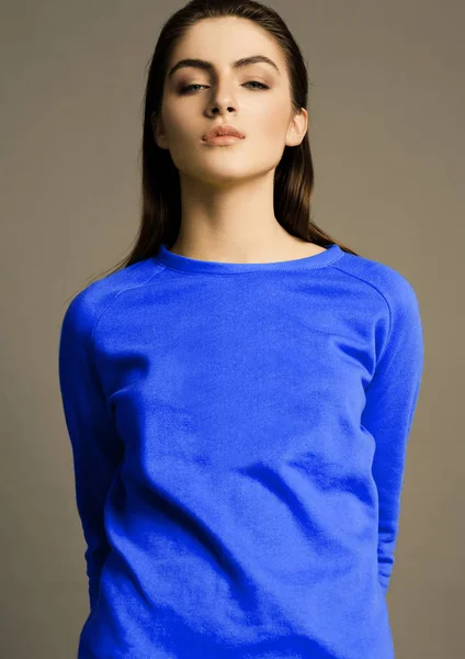 Hermosa modelo de moda con jersey azul oscuro —  Fotos de Stock