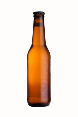 Kahverengi cam bira şişesi ile çiğ siyah kapaklı