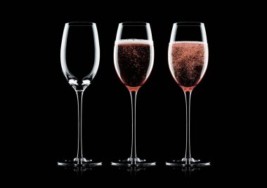 Pembe şampanya bardağı kabarcıkları ile yükseldi 