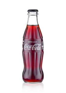 Londra, İngiltere - 20 Ocak 2018: Sıfır Coca Cola İçecek beyaz üzerine soğuk cam şişe. İçki üretilen ve Coca-Cola Company tarafından üretilen.