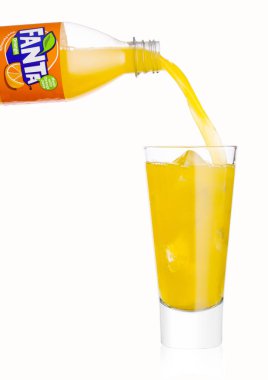 Londra, İngiltere - 20 Ocak 2018: Dökme Fanta alkolsüz içecek şişe beyaz cam için. Fanta popüler Meyve aromalı gazlı Coca-Cola şirketi tarafından oluşturulan meşrubat olduğunu.