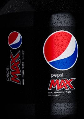 Londra, İngiltere - 20 Ocak 2018: büyük plastik şişe Pepsi Cola meşrubat çiy ile beyaz. Amerikan çokuluslu gıda ve içecek şirketi